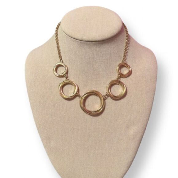 ⭐️3/$25⭐️ Gold Tone Twisted Circle Necklace - Picture 1 of 2